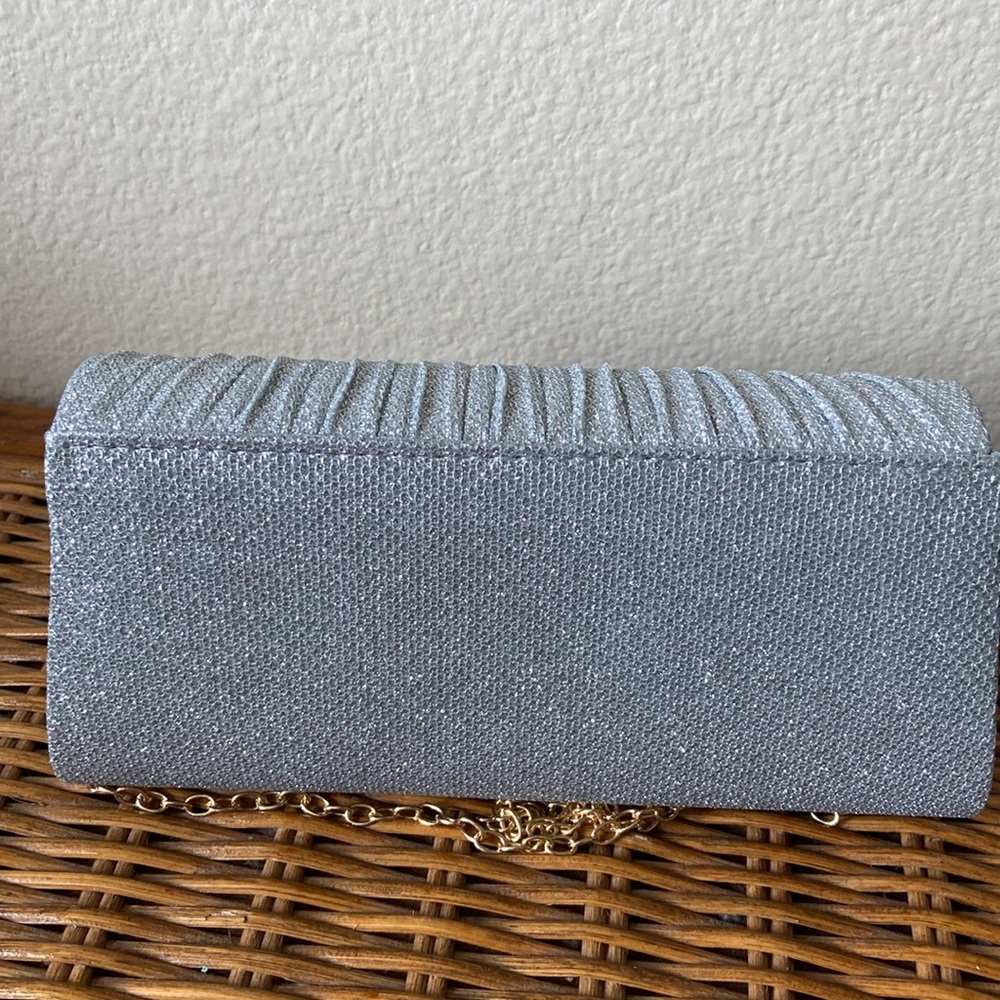NWOT Silver sparkling Evening Bag w Remove-able Strap - Picture 2 of 3